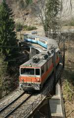 MOB Montreux - Berner Oberland - Bahn GDe 4/4 (ex GFM/TPF) mit dem Regionalzug 2224 auf der 93 m langen, 1945 erbauten Bois-de-Chenaux Br�cke zwischen Sendy-S und Les Avants am 5. April 2009.