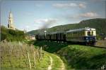 br-629 Dampflok 629.01 f�hrt mit SDZ 16259 von Aggsbach-Markt in der Wachau nach Wien S�d Ostseite.Am Zugschlu� schiebt der Dieseltriebwagen 5042.014.Im Hintergrund ist das Franzosendenkmal zu sehen.
D�rnstein 19.04.2009