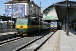 prag 163 040-9 zieht ihren Zug aus dem Prager Hauptbahnhof,w�hrend 362 167-9 noch auf das Abfahrtssignal warten muss.