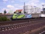 185 152-6, Werbetr�ger f�r K&S, f�hrt mit einem Taschenwagen-Ganzzug am ...