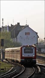 Ein 472er erreicht als S21 nach Bergedorf die Station Holstenstra�e. ...