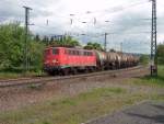 140 590-1 mit einen langen Kesselwagenzug Richtung Fulda am 08.05.2009 ...
