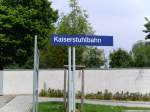 Bahnhofsschild vor dem Bahnhof ...  Benjamin Kandzia 11.05.2009
