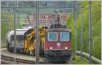 Re 4/4 II 11241 und eine weitere Lok verlassen die ...