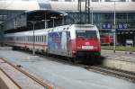 Eine der modernen Bahnsteig�berdachungen in Darmstadt Hbf nimmt IC 2277 ...