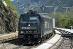 lotschberg-sudrampe-hohenweg RTS 185 bei der durchfahrt in Lalden. Wenn man genau hinschaut sieht mann unter dem rollo noch die Hand hevor winken.
08.05.09