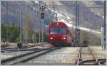 steuerwagen R1945 von und nach Scuol/Tarasp (zur Zeit nur bis Ardez)mit Steuerwagen 1751 f�hrt in Pontresina ein. (06.05.2009)