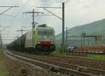 Re 486 504 mit einem �lzug bei Biel Mett; rechts ...