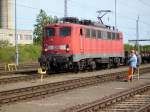 BR 140 mit Zugen Lokf�hrer und Rangierer im Gespr�ch am 14.Mai 2009 in Mukran neben der 140 830. 