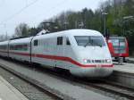 br-401-ice-1-zuge Zwar nicht das Beste Bild, daf�r aber ein sehr, sehr seltener Schnappschuss!!! Denn hier passiert ein ICE 1 ausserplanm��ig, bedingt durch eine Umleitung, den S-Bahn Endbahnhof Geltendorf, und f�hrt �ber eine Verbindungsstrecke nun hoch nach Augsburg und weiter Richtung Stuttgart. (22.04.2009)