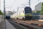cat Cat9063 hat soeben bei seiner Fahrt zum Flughafen Wien den Tunnelabschnitt bei Wien St.Marx verlassen, 11.05.2009.