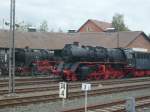 BR 01 Dampflok-Impressionen in Neuenmarkt-Wirsberg: links 01 111, rechts 50 3690; fotografiert aus stehendem Zug am 7.9.2007