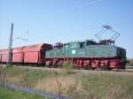 Normalspur-Elektrolokomotive EL 2 der MIBRAG 1303 schiebt Leere Waggons zur ...