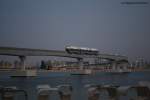 Jumeirah Monorail Es d�mmerte schon gewaltig am Abend des 21.04.09, als ein Zug der Jumeirah Monorail sich von der Station beim Atlantis Hotel auf dem �u�eren Ring von Jumeirah Palm auf den Weg in Richtung Festland machte. Noch wird nur im Probebetrieb gefahren. Zwei Monate sp�ter soll Er�ffnung sein. 