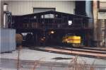 Die Werkslok R4 der Dillinger H�tte mit Torpedopfannenwagen bein Fl�ssigeiseneinladen. ...