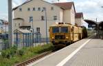 Am 16.05.09 durchfahren eine Stopfmaschine und eine Schotterprofiliermaschine Bitterfeld Richtung ...