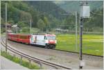 RE1049 mit Ge 4/4 III 645 Tujetsch im Fuchsenwinkel. (14.05.2009) ...