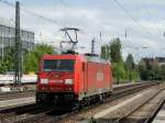 Die 185 223 am 16.05.2009 bei der Durchfahrt am Heimeranplatz ...