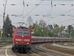 Lok 111 065 f�hrt mit einer Regionalbahn M�nchen - Salzburg ...