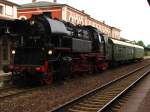 65 1049-9 steht mit einem Sonderzug abfahrbereit in L�bau.10.05.09.  ...