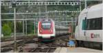 ICN 1521 nach St.Gallen erreicht Biel/Bienne. Auf dem Nebengeleise wartet ...