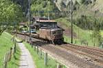 Re 4/4 166 n�hert sich am 16.5.09 mit einem Autozug ...