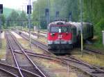 2043 016-1 verl�sst mit dem Unkrautvernichtungszug den Bahnhof und f�hrt ...