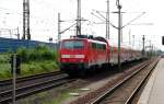 BR 111 mit Zugen 111 144 schiebt am 09.05.09 einen RE am S-Bahnhof Letter vorbei.