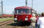 100 Jahre Rbf Seelze Dicht umlagert ist am 09.05.09 der Schienenbus, welcher zu Fahrten durch den Rbf einlud.
