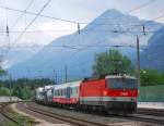 br-1044 1044 114 schiebt vor einer imposanten Bergkulisse eine RoLa durch Brixlegg (13.5.2009)