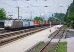 E 412 TXL 185 039 leistet einem 412 Tandem Vorspanndienste bis Innsbruck und wird dann dort als Nachschiebetfz diesem KLV Zug beigegeben (Brixlegg, 13.5.2009)