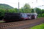BR 01 10 ..die Lok von zweiten �ltender abkuppelte... Dann rollte sie Lz Richtung Bingen, blieb aber wiederrum nach ein paar hundert Metern stehen. F�r die ca 30 Fotografen ein 'Heidenspektakel'. Waren es bewu�te Scheinanfahrten?... (Bacharach, 16.05.09).