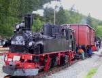 BR 99 99 1574-5 steht am 24.06.07 wie in alten Zeiten an der Rollwagengrube in Sch�nheide S�d. Auff�llig und ausergew�hnlich zugleich, ist die Luftpumpe auf der Heitzersite der Lok. Die Druckluftbeh�lter sind zur h�lfte im Wasserkasten, die andere H�lfte wird von den Werzeugk�sten verdeckt. 