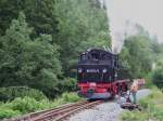 BR 99 99 1574-5 rangiert am 24.06.07 in Sch�nheide S�d. Die Gleise wurden erst wenige Wochen vorher neu verlegt. Vor der Lok fehlt allerdings die Br�cke �ber die Mulde in Richtung Carlsfeld.
