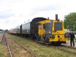 353 mit Museumszug Stadskanaal-Musselkanaal in Stadskanaal am 25-05-2006.  ...
