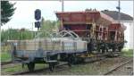 Schmalspurwagen und aufgeschemelte Normalspurwagen in Le Noirmont. (16.05.2009)  ...