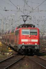 In Bremen f�hrt ein RE gezogen von der 111 085 ...