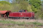 212 407 der EfW-Verkehrsgesellschaft zieht einen Schotterzug durch Schwerin. 20.04.2009 ...
