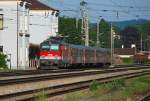 br-1142 1142 700 verl��t soeben mit R 2034 den Bahnhof in Neulengbach in Richtung St. P�lten Hbf. Die Aufnahme entstand am 20.05.2009.