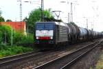 br-189-dispolok Mit d�sterem Blick n�hert sich die Dispolok E 189-933 als Lok Nr. ES 64 F4-028 CTL Logistics am 19.05.09 bei der Abfahrt von der Avenwedder Br�cke. Im Schlepp einen fast endlosen Zug Kesselwagen. 