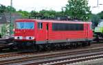 BR 155 Am Abend des 12.05.2009 bereitet sich die 155 015-1 im Hbf G�tersloh auf Ihre Tour vor. Kurz zuvor war Sie noch hinter dem erkennbaren G�terzug mit Class-M�hdreschern geparkt. Ich hatte eingentlich damit gerechnet, das dieser Zug angekoppelt wird; stattdessen ging es im Schneckentempo durch den Bahnhof um dann gen Bielefeld auf Solo-Tour zu verschwinden.