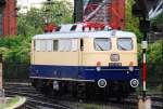 br-110-e-10 Ein kurzfristiger Mu�-Ausflug f�hrte mich am 03.05.2009 nach K�ln; die M�glichkeit etwas nettes vor die Linse zu bekommen war im dauerhaft aktiven Bahnhof nat�rlich gegeben. So wie diese herrliche Maschine: die E10 1239 in Ihrer blitzsauberen Beige-Blau-Lackierung. Kein Details an der Lok war beschmutzt. Sie kam durch den HBf und verabschiedete sich �ber den Rhein zu unbekannten Zielen.