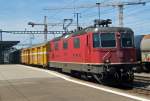 re-4-4-ii-re-420 SBB-Cargo: Die Re 4/4' 11269 durchf�hrt mit drei Post- und einem K�hlwagen den Bahnhof Rotkreuz, am 20.5.09.
