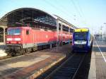 BR 143 844 und HarzElbeExpress VT 648 stehen in Halle ...