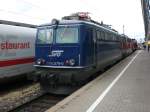 Staudenbahn Elektrolok 1142.579 0 der Staudenbahn (SVG Stauden Verkehrs GmbH) im Mai 2009 im Augsburger Hauptbahnhof. Baujahr 1971, ehemlige �BB Lok, Hersteller SGP (Graz), Dienstgewicht 83,5 t, H�chstgeschwindigkeit 150 km/h, Dauerleistung 5168 PS, Anfahrzugkraft 225 kn.