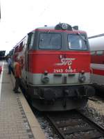 Staudenbahn Diesellok 2143 006-1 der Staudenbahn (SVG Stauden Verkehrs GmbH) im Mai 2009 im Augsburger Hauptbahnhof. Es handelt sich um eine ehemalige �BB Lok, Bj. 1966, Hersteller war SGP (Graz), das Getriebe stammt von Voith, Dienstgewicht 65,4 t, H�chstgeschwindigkeit 110 km/h, Leistung 1500 PS. Die Lok wird sowohl im Personenverkehr (Ausflugsfahrten auf der Staudenbahn), als auch im G�terverkehr eingesetzt.