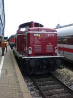BOB Bayrische Oberland Bahn Diesellok V126 der BOB (Bayrische Oberland Bahn) im Mai 2009 im Augsburger Hauptbahnhof. Es handelt sich um eine ehemalige V100 (West) der Deutschen Bundesbahn. Die Lok d�rfte im Neuzustand kaum besser ausgeschaut haben, sie steht da wie neu.