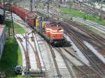 augsburger-localbahn-al Mehrmals t�glich sind die Loks der Augsburger Localbahn in und um Augsburg mit ihren schweren G�terz�gen zu sehen. Hier die Lok 43 im Mai 2009 zusammen mit einer angemieteten Aushilfslok beim Verlassen des Augsburger Bahnhofs. Die schwere Fracht wurde in den G�terbahnhof Augsburg Ring gebracht.