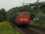 140 876-4 mit einem Ganzzug aus Selbstentladewagen durchf�hrt den Bahnhof ...