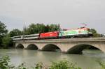1x16-werbeloks Heute fuhr Transalpin 163 mit der 1116 007 als neue Werbelok f�r SOS Kinderd�rfer. Zum Gl�ck war die Lok als erste Tandemlok eingereit. Der Zug wurde auf der Saalachbr�cke bei Freilassing aufgenommen.
